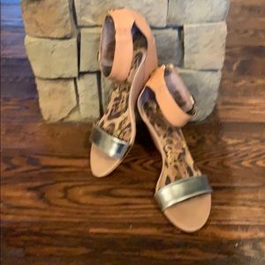 Darling Sam Edelman Silver & Tan Wedge Sandals 8.5
